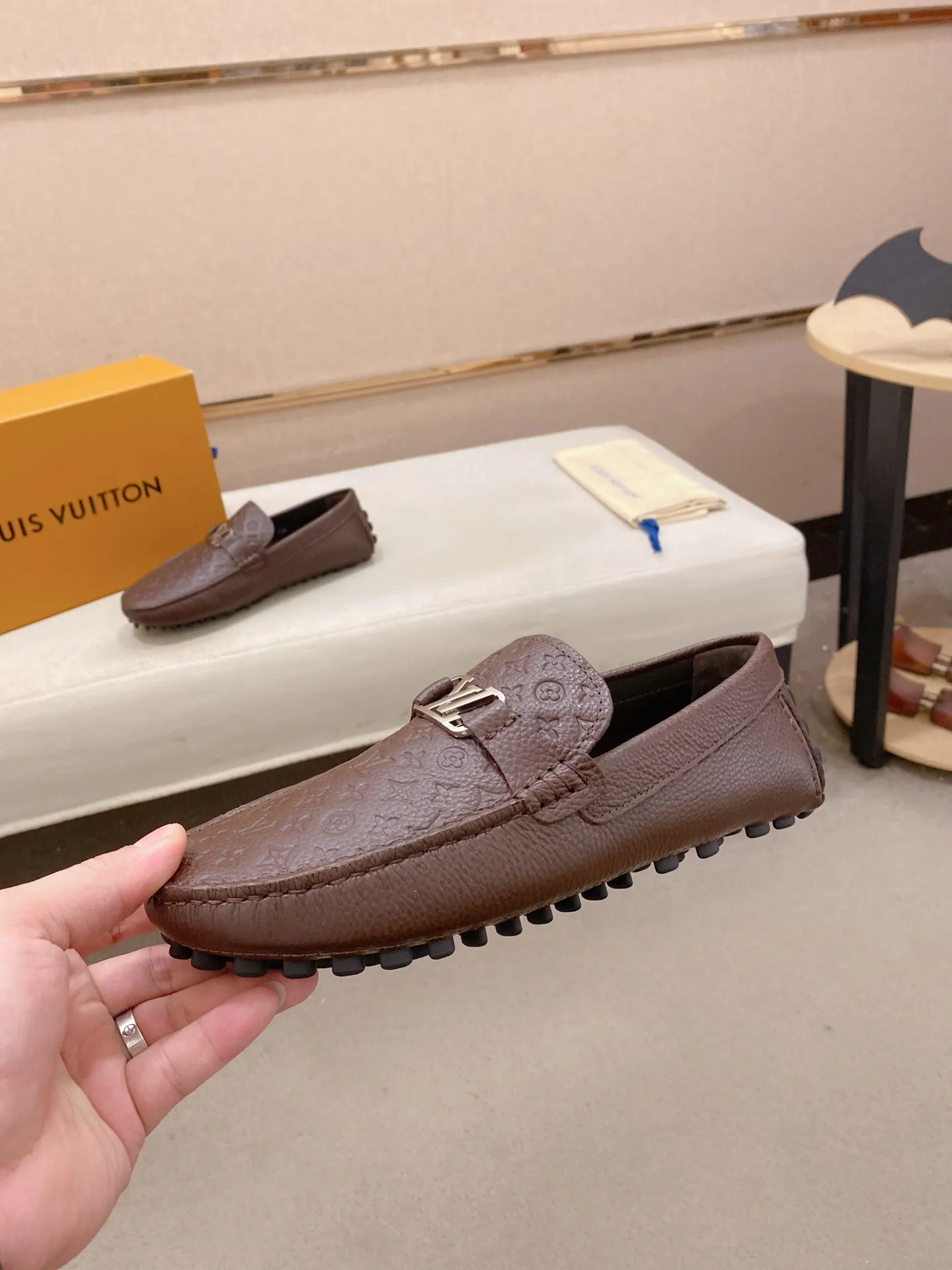 Factory price: 500💰High-end quality! LV 🆕🆕Exclusive hot-selling products in stock🔥🔥New products on the shelves, high-quality Ferragamo men's pea shoes, high-end casual driving shoes, with complete packaging! 💪 💪 Material: imported pebbled first-layer cowhide 🐂 + imported high-quality buffalo leather lining + wear-resistant outsole 👍🏻👍🏻 Features: high-end and comfortable, purely handmade 🚀 🚀 Create the perfect shoe that suits you best 🔥 🔥 Size: (38-44) 45 standard size can be customized!